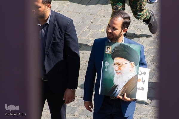 بدرقه پیکر شهید نیلفروشان تا خانه ابدی