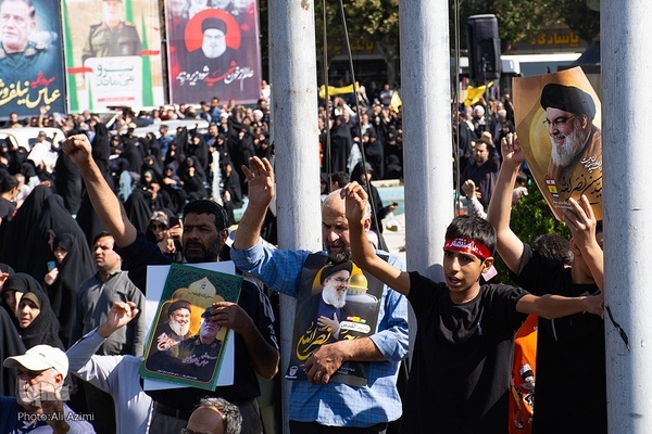 بدرقه پیکر شهید نیلفروشان تا خانه ابدی