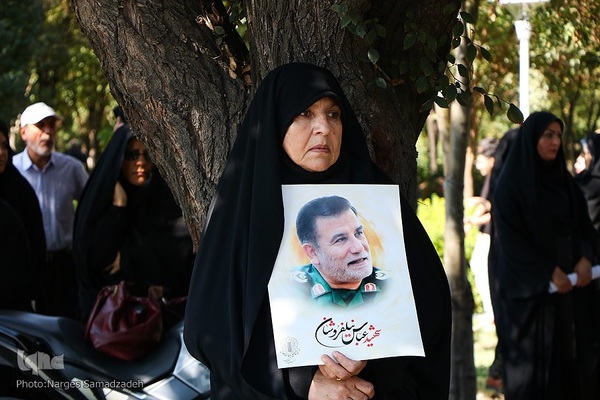 بدرقه پیکر شهید نیلفروشان تا خانه ابدی