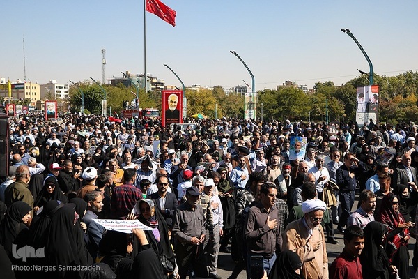 بدرقه پیکر شهید نیلفروشان تا خانه ابدی