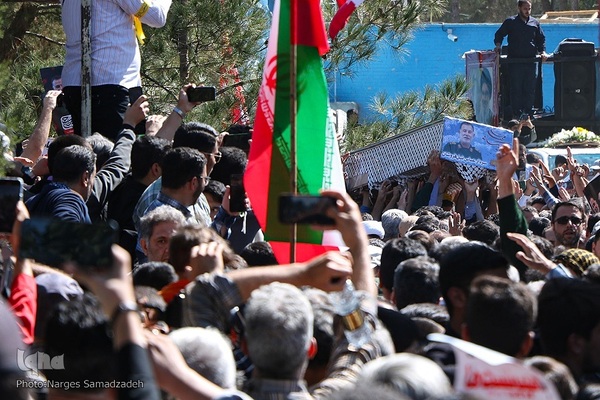 بدرقه پیکر شهید نیلفروشان تا خانه ابدی