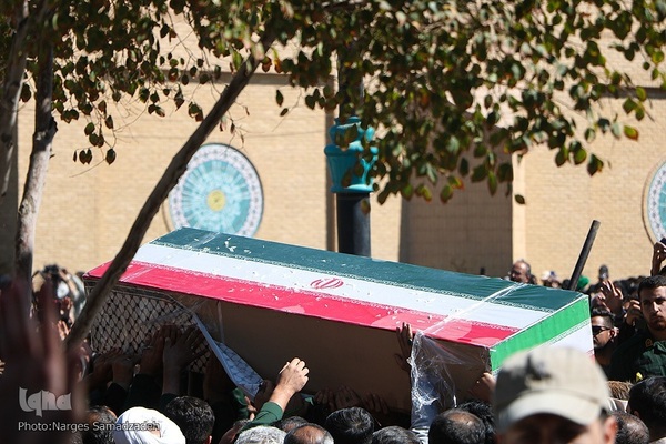 بدرقه پیکر شهید نیلفروشان تا خانه ابدی