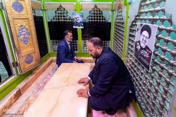 غبارروبی ضریح مطهر امامزاده حسن (ع)