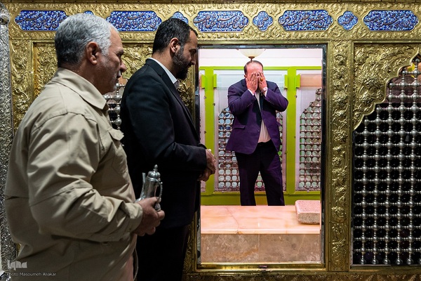 غبارروبی ضریح مطهر امامزاده حسن (ع)