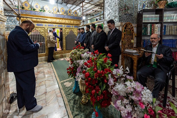 غبارروبی ضریح مطهر امامزاده حسن (ع)