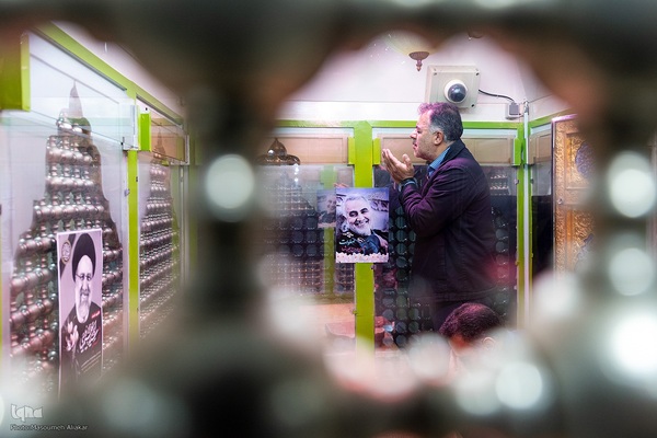 غبارروبی ضریح مطهر امامزاده حسن (ع)