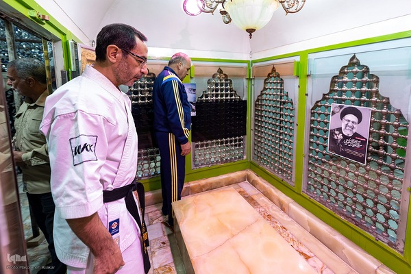 غبارروبی ضریح مطهر امامزاده حسن (ع)