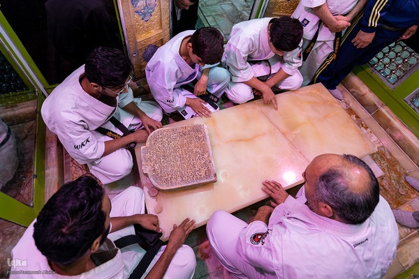 غبارروبی ضریح مطهر امامزاده حسن (ع)