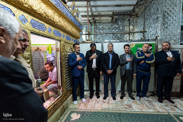 غبارروبی ضریح مطهر امامزاده حسن (ع)