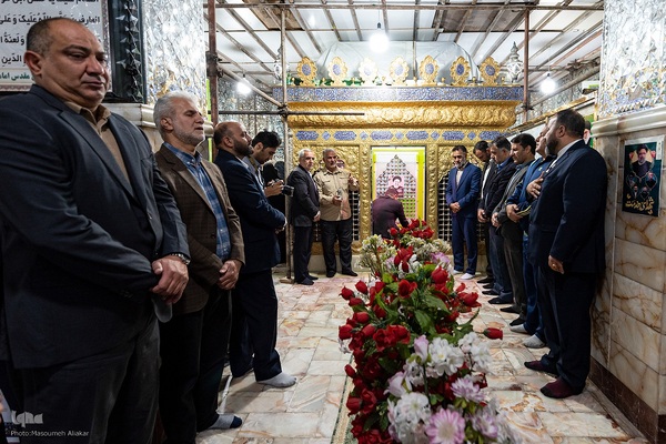 غبارروبی ضریح مطهر امامزاده حسن (ع)