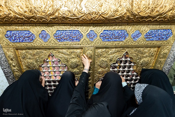 غبارروبی ضریح مطهر امامزاده حسن (ع)