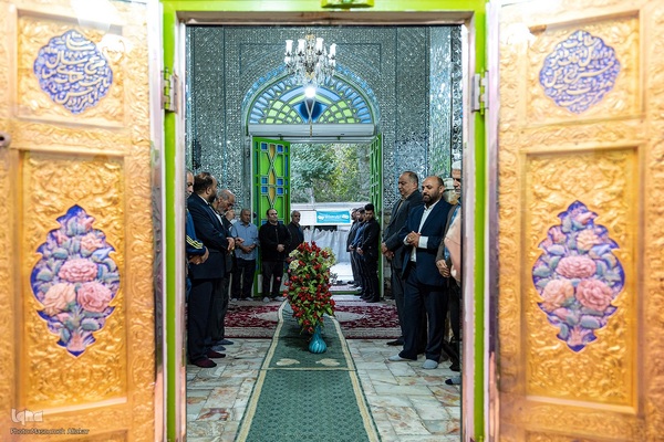 غبارروبی ضریح مطهر امامزاده حسن (ع)