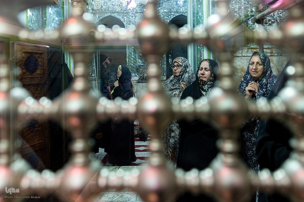 غبارروبی ضریح مطهر امامزاده حسن (ع)