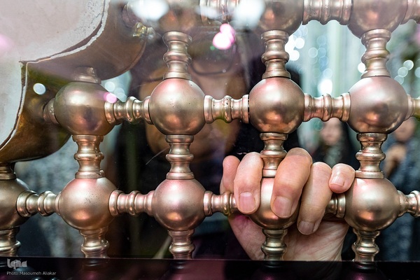 غبارروبی ضریح مطهر امامزاده حسن (ع)