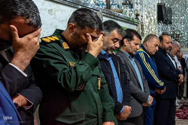 غبارروبی ضریح مطهر امامزاده حسن (ع)