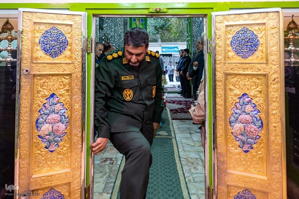 غبارروبی ضریح مطهر امامزاده حسن (ع)