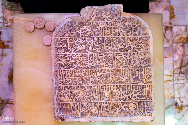 غبارروبی ضریح مطهر امامزاده حسن (ع)