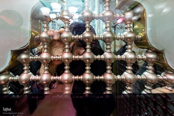 غبارروبی ضریح مطهر امامزاده حسن (ع)