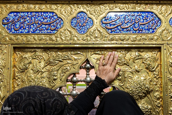 غبارروبی ضریح مطهر امامزاده حسن (ع)