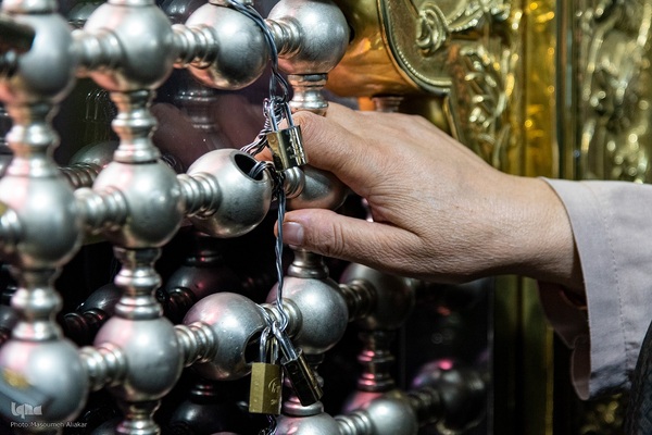 غبارروبی ضریح مطهر امامزاده حسن (ع)