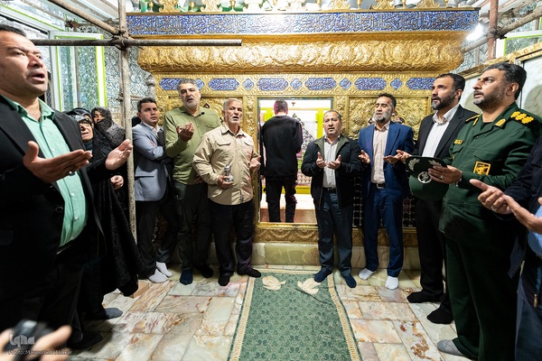 غبارروبی ضریح مطهر امامزاده حسن (ع)