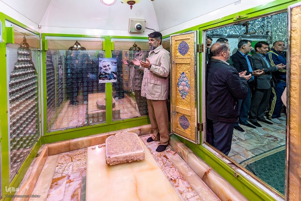 غبارروبی ضریح مطهر امامزاده حسن (ع)