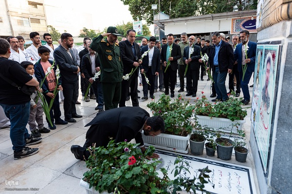 غبارروبی ضریح مطهر امامزاده حسن (ع)