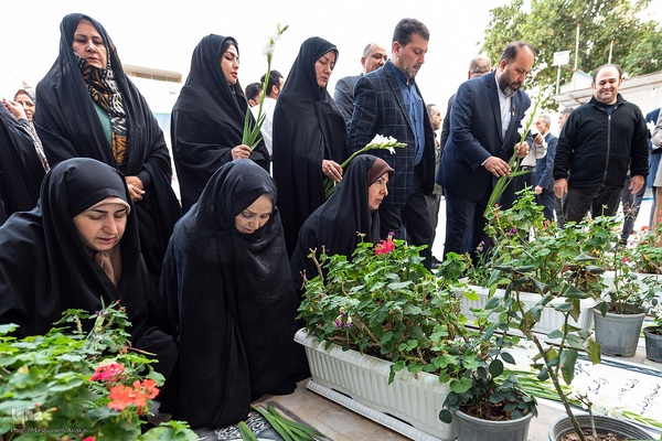 غبارروبی ضریح مطهر امامزاده حسن (ع)