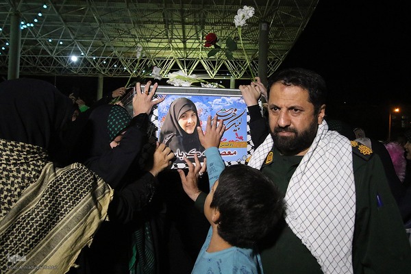 وداع مردم شهرک گلستان شیراز با پیکر شهید معصومه کرباسی