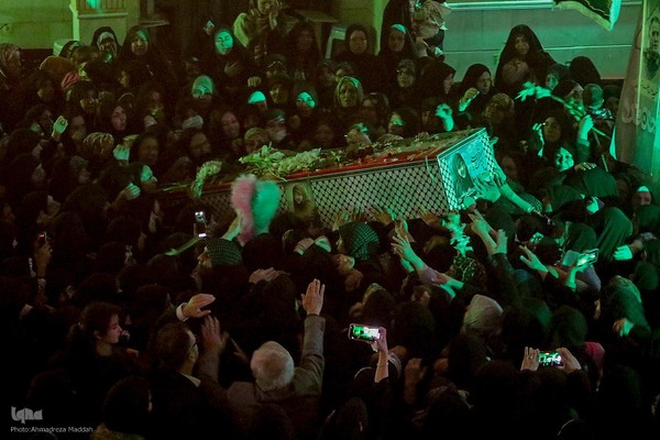 وداع مردم شهرک گلستان شیراز با پیکر شهید معصومه کرباسی