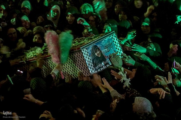 وداع مردم شهرک گلستان شیراز با پیکر شهید معصومه کرباسی