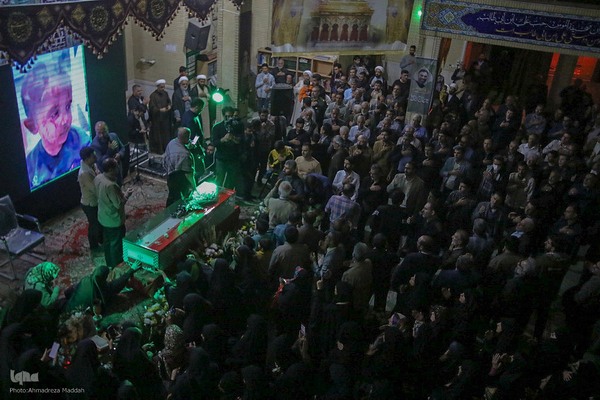 وداع مردم شهرک گلستان شیراز با پیکر شهید معصومه کرباسی