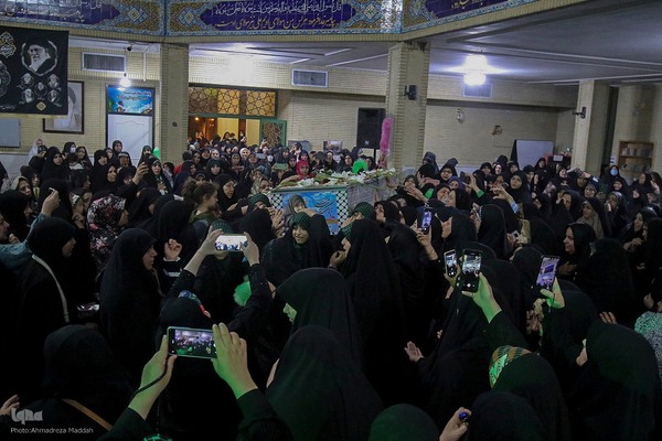 وداع مردم شهرک گلستان شیراز با پیکر شهید معصومه کرباسی