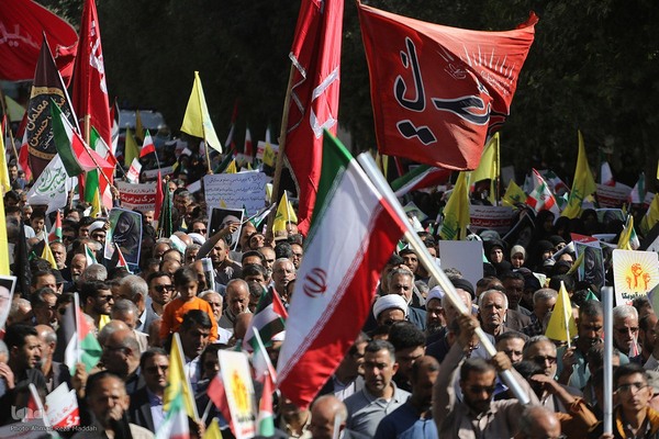 تشییع پیکر شهیده معصومه کرباسی و شهید محمد صباحی در شیراز