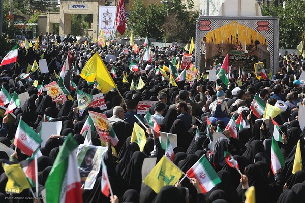 تشییع پیکر شهیده معصومه کرباسی و شهید محمد صباحی در شیراز