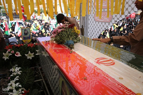 تشییع پیکر شهیده معصومه کرباسی و شهید محمد صباحی در شیراز