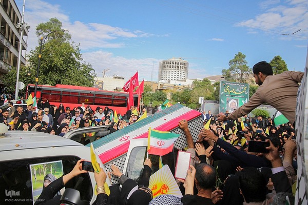 تشییع پیکر شهیده معصومه کرباسی و شهید محمد صباحی در شیراز