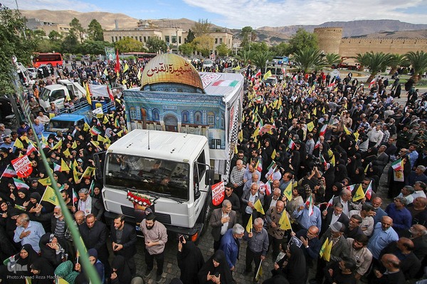 تشییع پیکر شهیده معصومه کرباسی و شهید محمد صباحی در شیراز