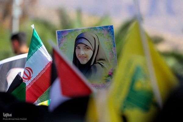 تشییع پیکر شهیده معصومه کرباسی و شهید محمد صباحی در شیراز