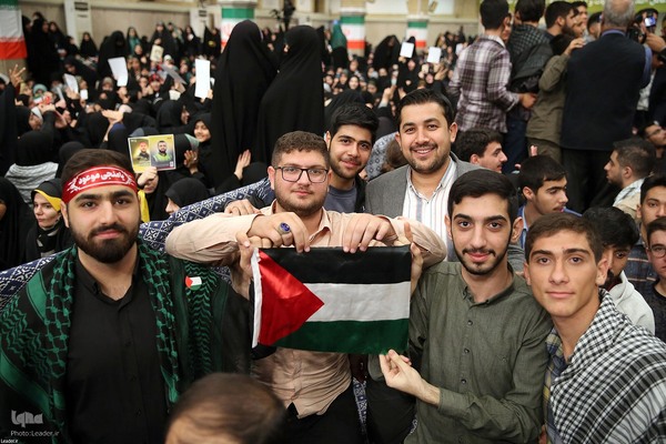 دیدار هزاران نفر از دانش‌آموزان و دانشجویان با رهبر انقلاب