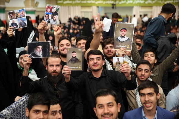 دیدار هزاران نفر از دانش‌آموزان و دانشجویان با رهبر انقلاب