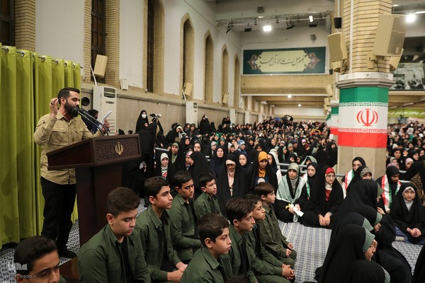 دیدار هزاران نفر از دانش‌آموزان و دانشجویان با رهبر انقلاب