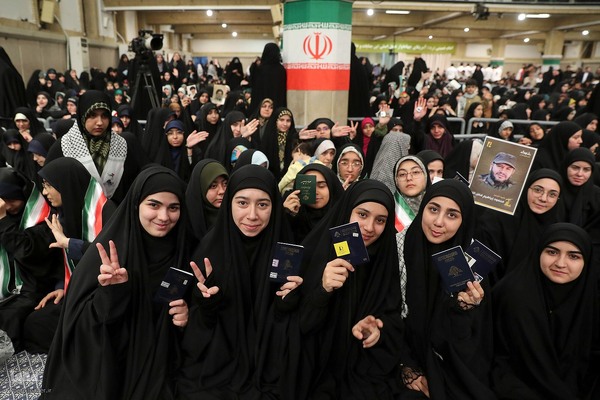 دیدار هزاران نفر از دانش‌آموزان و دانشجویان با رهبر انقلاب