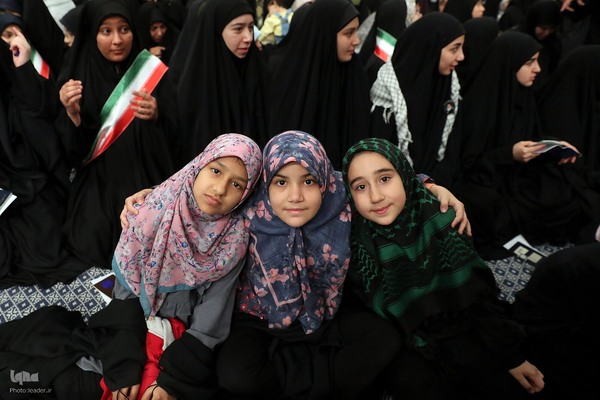 دیدار هزاران نفر از دانش‌آموزان و دانشجویان با رهبر انقلاب