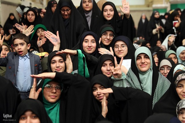 دیدار هزاران نفر از دانش‌آموزان و دانشجویان با رهبر انقلاب