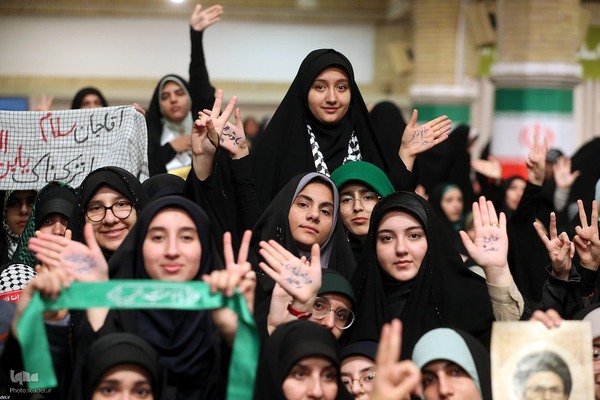 دیدار هزاران نفر از دانش‌آموزان و دانشجویان با رهبر انقلاب