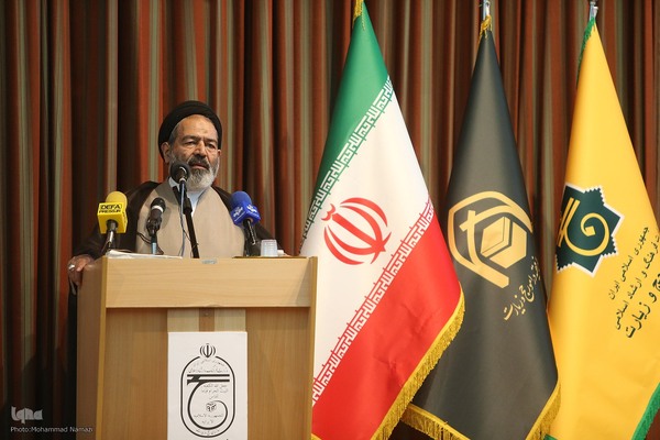 حجت‌الاسلام سیدعبدالفتاح نواب، نماینده ولی فقیه در امور حج و زیارت در مراسم تکریم و معارفه رؤسای پیشین و جدید سازمان حج و زیارت