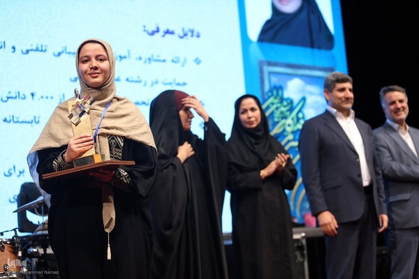 آیین اعطای تندیس ملی فداکاری دانشجویان ایران