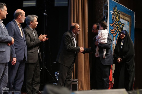 آیین اعطای تندیس ملی فداکاری دانشجویان ایران