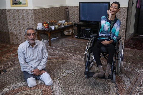 پدر و پسر خانواده صیادی در جمع مهمانان